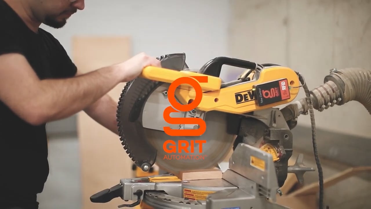 Automatic blast gate responding to a tool in a workshop